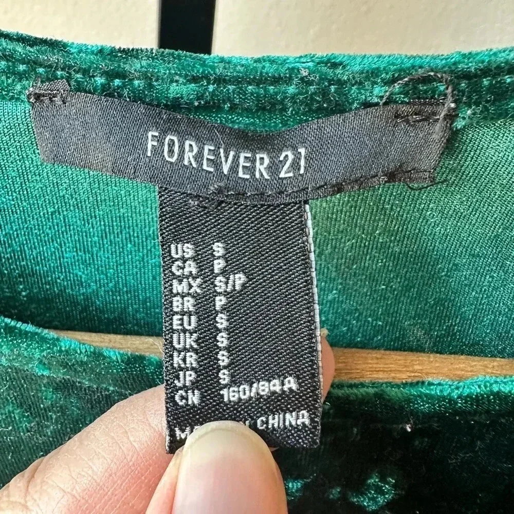 Forever21 size small green velour crop top long sleeve - Picture 2 of 3